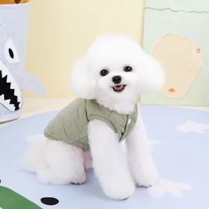 Gilet matelassé vert olive pour petits chiens avec texture ondulée chaude et boutons
