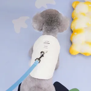 Détail du gilet matelassé pour chien blanc crème avec anneau en D et laisse bleue