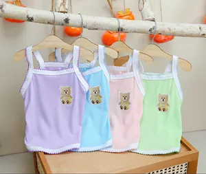 Détails de quatre camisoles pour animaux avec broderie d'ours et bordures en dentelle