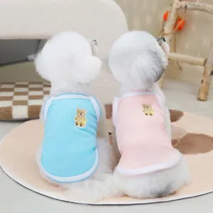 Gilets pastel pour animaux avec broderie ours et bordure ondulée sur deux chiens