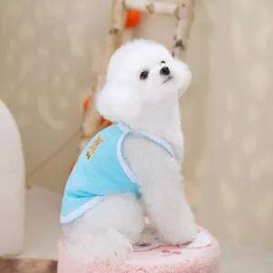 Détail du gilet bleu clair pour animaux avec bordure blanche et patch ours brodé en coton