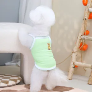 Détail du gilet vert clair pour animaux avec broderie ours sur un caniche