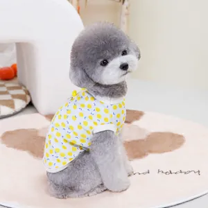 Détail du gilet d'été pour animaux avec imprimé fruits jaunes et boutons sur l'épaule
