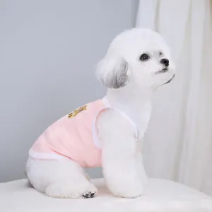 Détail du gilet rose côtelé pour animaux avec broderie d'ours et bordure blanche