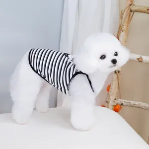 Détail de la veste rayée noir et blanc pour animaux avec étiquette tissée décorative