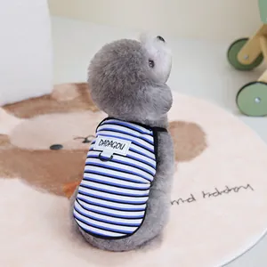 Veste rayée bleue et blanche pour chien avec anneau en D et tissu respirant doux