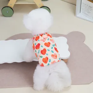 Gilet d'été mignon à motifs de cœurs pour chiens et chats porté par un Bichon Frisé