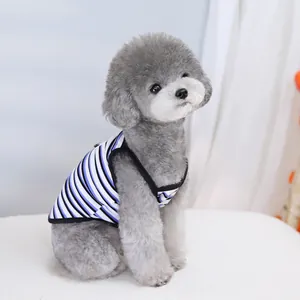 Gros plan d'un gilet rayé bleu et noir pour animal sur un caniche avec éclairage doux