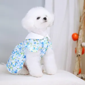 Détail d'une robe fleurie bleue pour animaux avec grand col blanc et volants sur chien