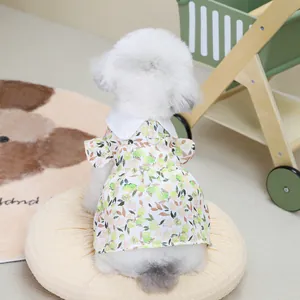 Robe fleurie pour animaux avec col Claudine et boucle en D pour laisse sur chien