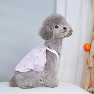 Nahaufnahme eines rosa Haustier-Camisoles mit Schleifenmuster für kleine Hunde