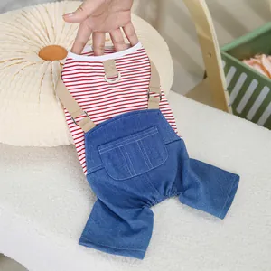 Gestreiftes Haustier-T-Shirt mit blauer Jeans-Latzhose und D-Ring für Hunde und Katzen