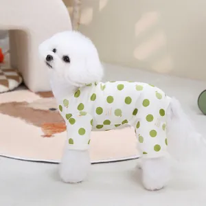 Detail der Apfel- und Punktmuster auf einem Baumwoll-Haustier-Einteiler für Hunde
