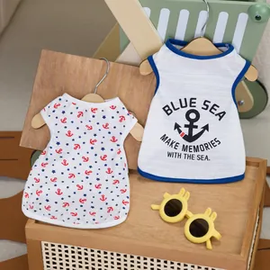 Matrosen-Tanktop-Set für Haustiere mit Ankermuster und Blue Sea-Grafik auf Holzbügeln