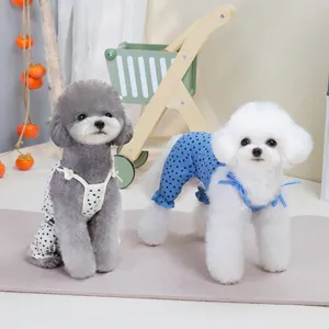 Tuta per cani piccoli e gatti con motivo a stelle e dettagli con fiocco decorativo
