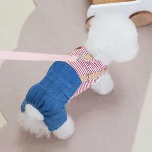 Details von Hunde-Jeans-Latzhose und gestreiftem T-Shirt-Set mit verstellbaren Gurten