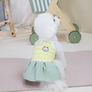 Dettaglio dell'abito estivo per cani con top in maglia a righe e ricamo a gatto