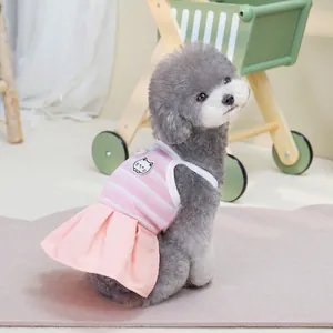 Dettaglio vestito a righe rosa per animali con applicazione di gatto e orlo a pieghe