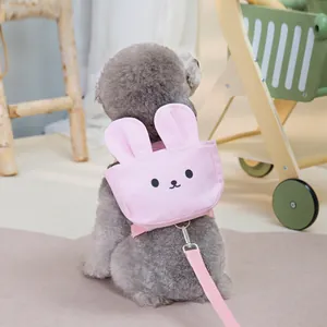 Sac à dos rose en forme de lapin pour animaux avec laisse sur un caniche gris