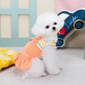 Détail de la robe orange pour animaux avec froufrous et doublure à rayures colorées