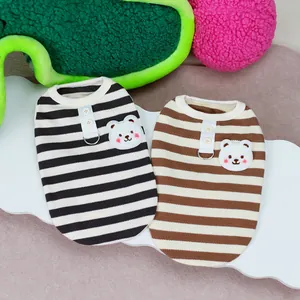 Gilet a righe per gatti e cani piccoli con toppe a orsetto e anelli a D in metallo