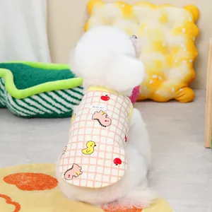Détail du gilet pour animaux avec motif à carreaux, imprimés et bordure jaune douce