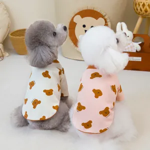 Simpatiche magliette per animali con orsetti in crema e rosa indossate da due barboncini