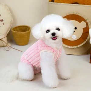Roze getextureerd huisdiervest van fleece met beige bies bij een kleine hond