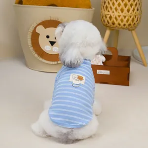 Camiseta para perro a rayas azules y blancas con cuello alto y parche de oso