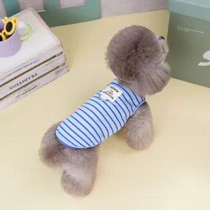 Détail du gilet rayé bleu pour animaux avec anneau en D en métal et étiquette tissée
