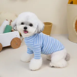 Detalle de camiseta de rayas azul cielo para mascotas con cuello alto y etiqueta