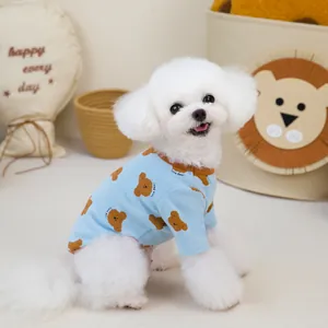 Dettaglio maglietta azzurra per cani con stampe di orsetti su cane Bichon Frise bianco