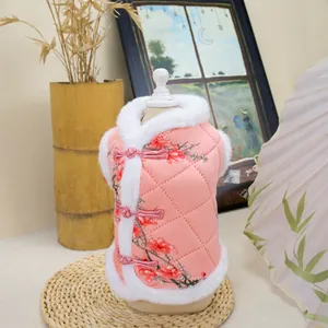 Details der gesteppten Haustierweste in Rosa mit chinesischen Knoten und Pflaumenblüten