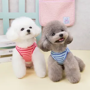 Gilets rayés en tricot pour chats et petits chiens en tons rose et bleu doux