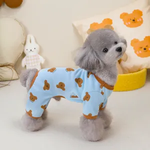 Blauer Hunde-Schlafanzug mit Bärenprint und gerippten Bündchen an einem Pudel
