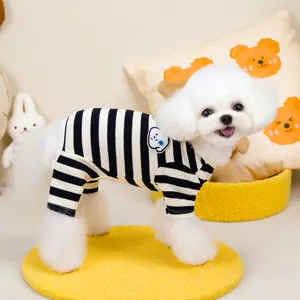 Nahaufnahme eines gestreiften Haustier-Bodysuits mit süßem Cartoon-Hund-Stickaufnäher