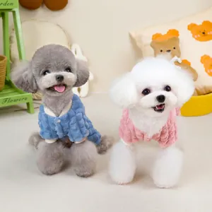 Cárdigans de felpa coral rosa y azul para perros pequeños y gatos en un ambiente acogedor