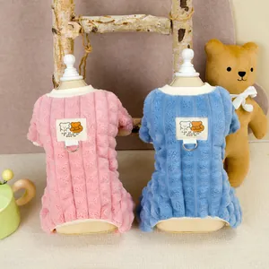 Mono de franela suave para mascotas con parche de oso y anilla en D para correa de perro
