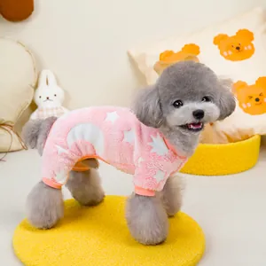 Detailansicht von rosa Fleece-Schlafanzügen mit Mond- und Sternenmuster für Hunde