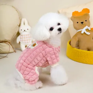 Detalle de un suéter acolchado rosa para mascotas con textura suave y parche de osito