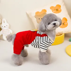 Detail eines roten Cord-Hundeoveralls mit gestreiftem Oberteil für kleine Haustiere