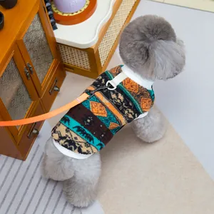 Veste en polaire nordique pour animal avec laisse orange sur un caniche gris