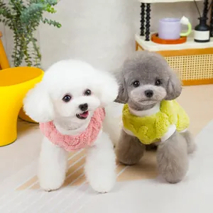 Warme fleece vest voor honden en katten in roze en groen voor de winterperiode