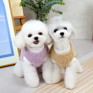 Chiots mignons portant des gilets en polaire violets et marrons pour l'automne-hiver