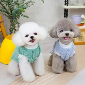 Twee kleine honden met zachte fleece vesten voor huisdieren in groen en lichtblauw