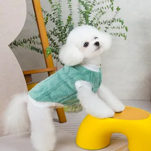 Detail van mintgroen wafelvlies huisdiervest met witte geribbelde randen bij een Bichon