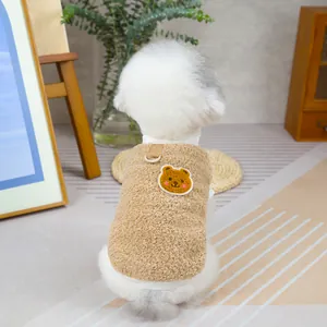Détail du gilet chaud en polaire pour animal avec broderie ours et anneau en D intégré