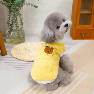 Détail du gilet en polaire jaune pour chien avec broderie ours et anneau de laisse