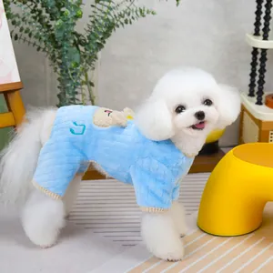 Dettaglio della tuta blu in peluche per animali con ricamo di orsetto e nota musicale