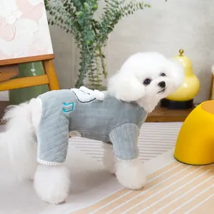 Dettaglio del pigiama grigio in peluche per animali con orsetto 3D e ricamo di note blu